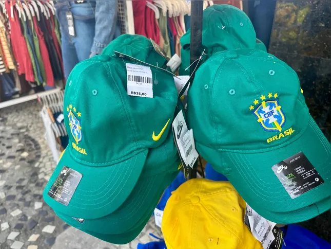 Bonés da seleção são uma ótima opção para comprar a roupa