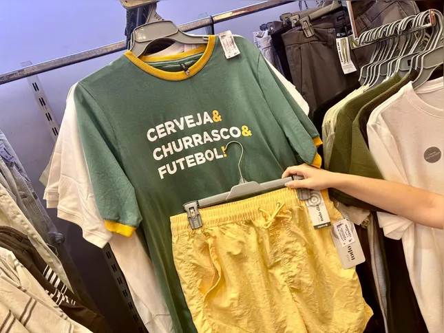 A blusa custa R$ 39,99 e o short R$ 49,99, e juntos compõem uma roupa divertida e confortável