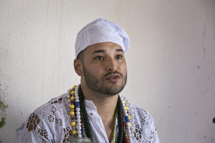 O pai de santo recomenda cautela na economia