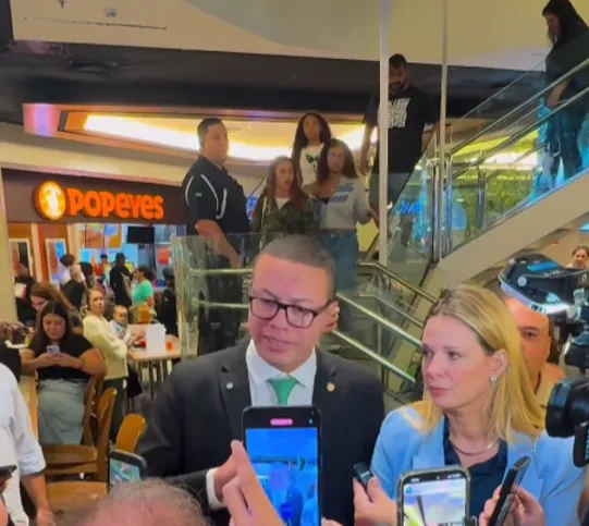 Douglas Gomes esteve no shopping acompanhado dos parlamentares Allan Lyra e Fernanda Loubac