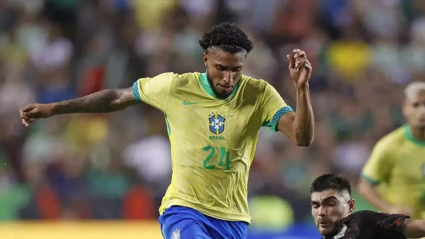 Éderson atuando pela Seleção Brasileira