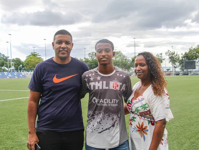 Ryan, ao lado dos pai, Iesus e da mãe, Ana