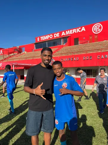 Ryan, à direita, posa com Alexsandro, zagueiro da Seleção Brasileira