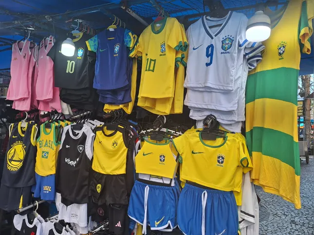 Vendedores ambulantes estão otimistas quanto à venda de camisas com a proximidade da copa