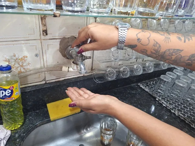 Problemas no abastecimento de água têm prejudicado bares e restaurantes da Praia das Pedrinhas, que recorrem a caminhões-pipa para manter o funcionamento