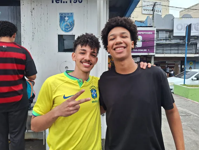 Os estudantes Enzo e Davi, ambos de 18 anos