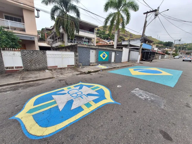 Enquanto alguns desenhavam, outros ajudavam na sinalização para os carros e na montagem das bandeiras espalhadas pela rua