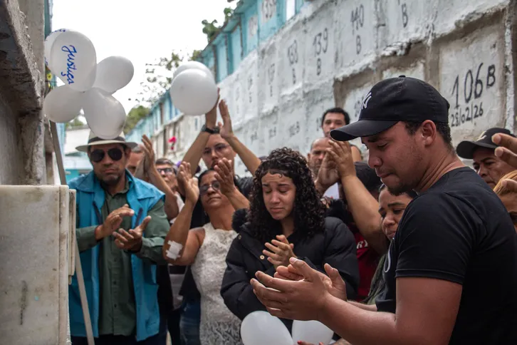 Cerca de 50 familiares e amigos se reuniram para o último adeus de Edvan Silva