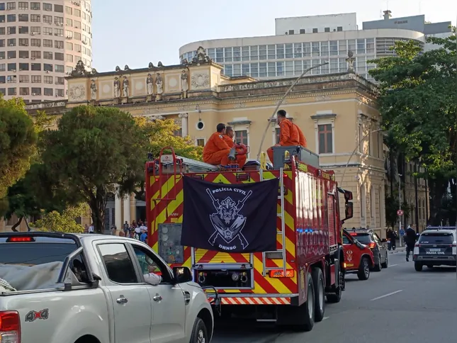 Após a cerimônia, o corpo seguiu em cortejo em um caminhão do Corpo de Bombeiros até o Cemitério Parque da Colina, em Pendotiba, onde foi sepultado sob homenagens de colegas da corporação
