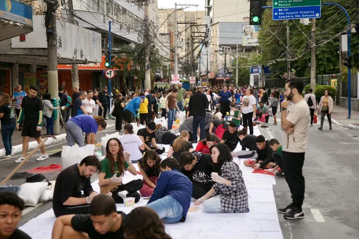 Tradição de mais de 30 anos no município, os tapetes retratam passagens bíblicas, símbolos da Eucaristia, santos e temas propostos pela Igreja