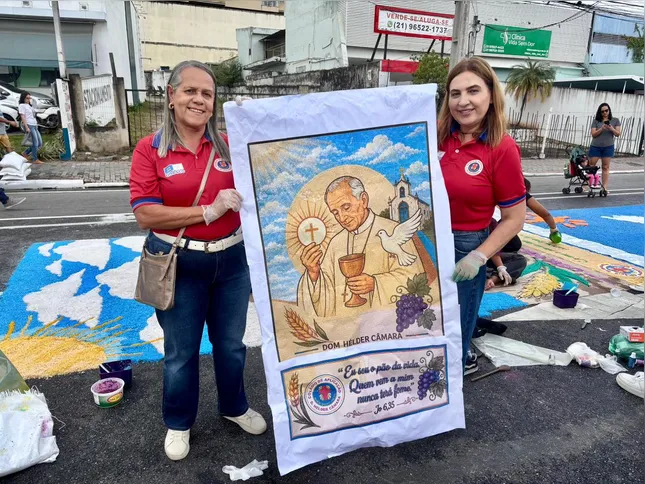O Colégio de Aplicação Dom Hélder Câmara marcou presença, confeccionando um tapete em homenagem ao líder da Igreja Católica que inspirou o nome da instituição
