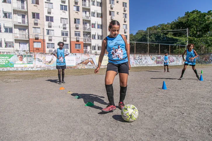Jovem treinando futebol durante atividades do projeto Craque do Amanhã, na unidade de Neves