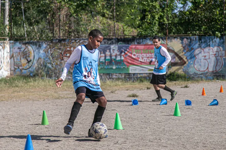 A unidade atende 200 crianças e adolescentes, de 8 a 18 anos, de várias escolas do entorno da comunidade, oferecendo atividades esportivas no contraturno escolar