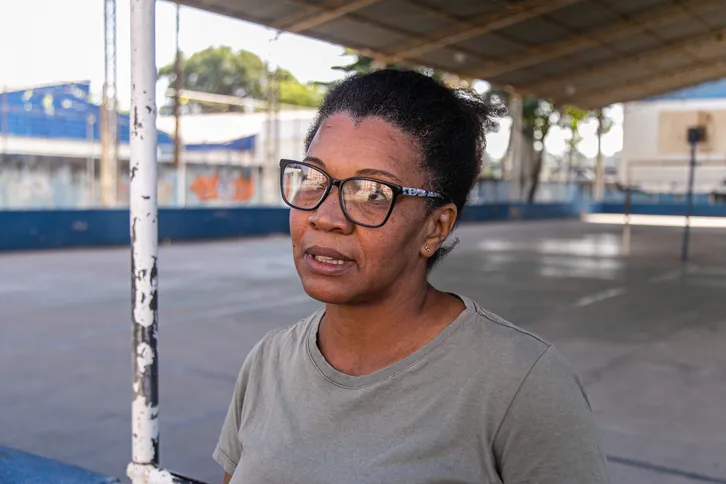Catiana Vieira, 48 anos, dona de casa, é uma das mães contempladas pelas atividades do projeto. Seu filho Enzo participa do projeto há um ano