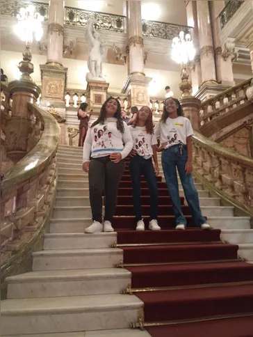 Imagem ilustrativa da imagem Crianças do projeto Craque do Amanhã vivem noite histórica no Teatro Municipal do Rio de Janeiro