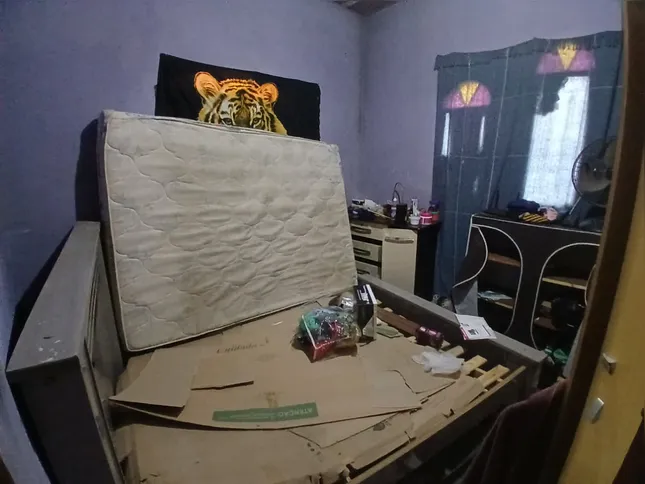 Na manhã de terça-feira, familiares e policiais foram ao imóvel do criminoso em Itaboraí, onde acharam a casa completamente revirada