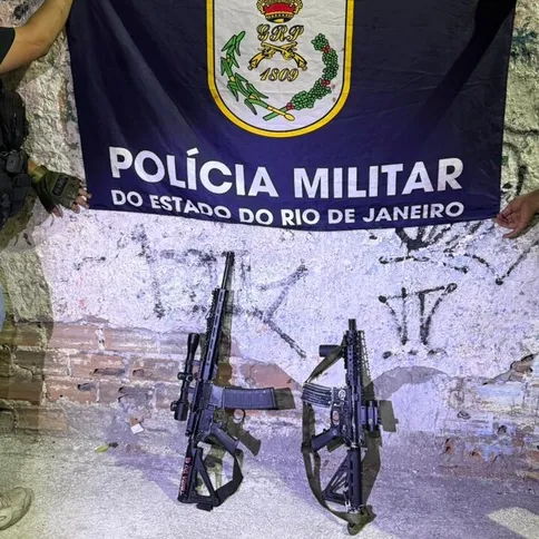 Imagem ilustrativa da imagem Criminosos são baleados durante ação da PM no Jardim Catarina; dois fuzis foram apreendidos