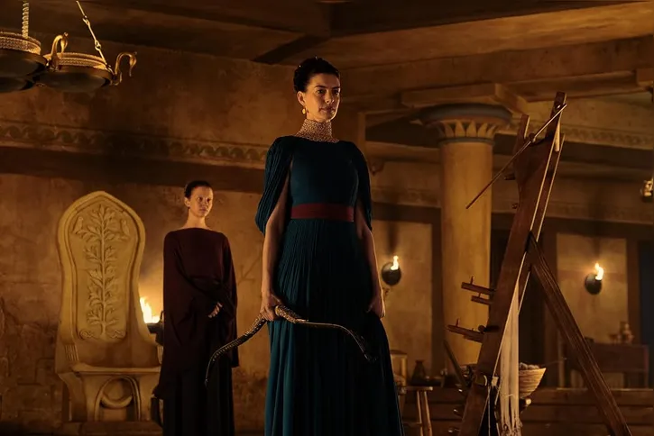 Anne Hathaway, como Penélope e Mia Goth, como Melanto
