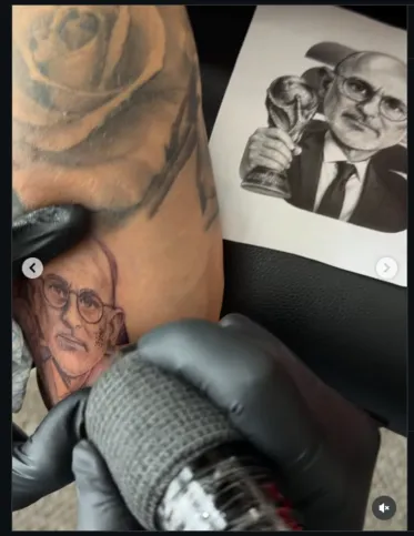 Cucurella mostra tatuagem de treinador Luis de La Fuente