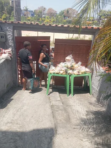 Os alimentos são separados em sacolas e distribuídos para a população