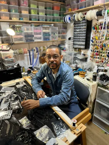 Imagem ilustrativa da imagem De São Gonçalo ao mercado internacional da moda: bordador será homenageado na Câmara Municipal