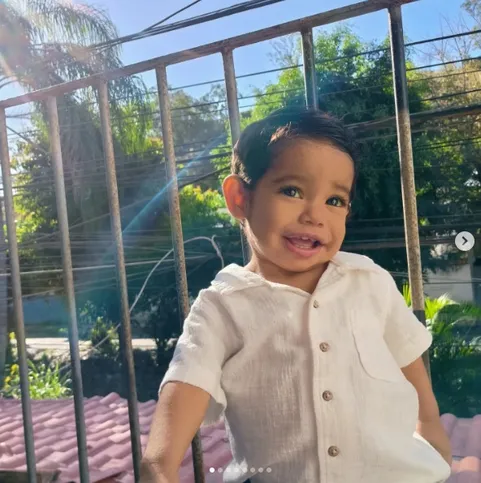 Criança tem 2 anos e é dona de um sorriso encantador. Segundo a mãe, mesmo com todo sofrimento, ele vive sorridente