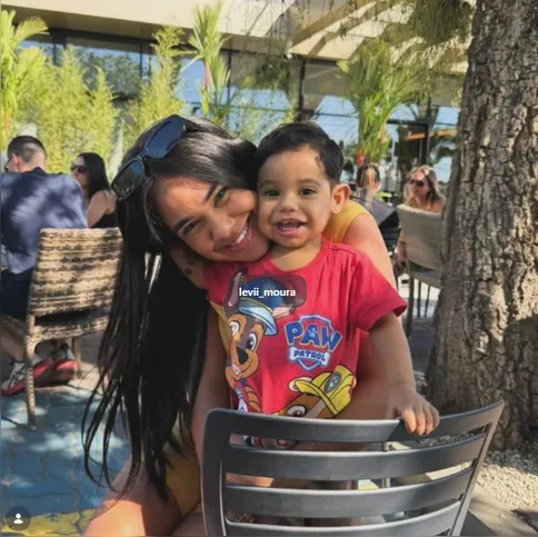 Byanca, com o pequeno Levi. Era será a doadora d fígado que pode salvara vida da criança