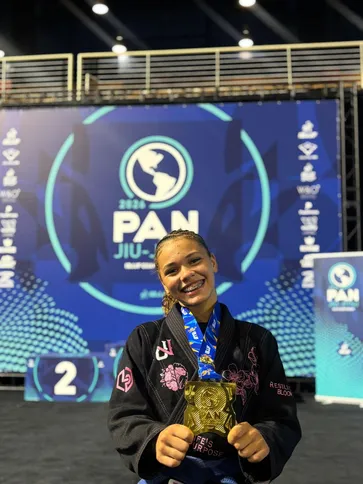 Imagem ilustrativa da imagem De São Gonçalo para o topo do mundo: Agatha Azevedo conquista o ouro no Pan de Jiu-Jitsu 2026