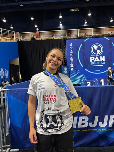 Imagem ilustrativa da imagem De São Gonçalo para o topo do mundo: Agatha Azevedo conquista o ouro no Pan de Jiu-Jitsu 2026