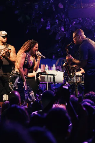 Imagem ilustrativa da imagem Depois de enfrentar a retirada de um tumor benigno, Marvvila volta aos palcos com força total