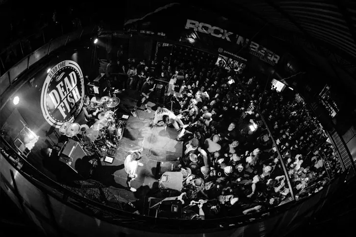 Rock'n Beer lotado em dia de show do grupo Dead Fish