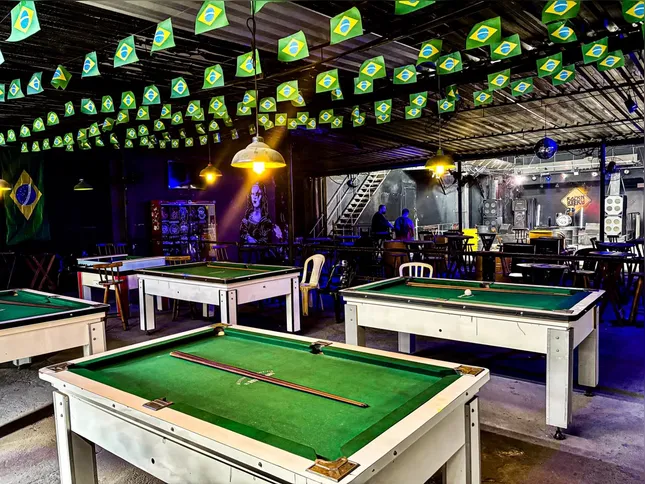 Além das atrações musicais, o bar conta com um espaço de jogos, com mesas de sinuca e totó