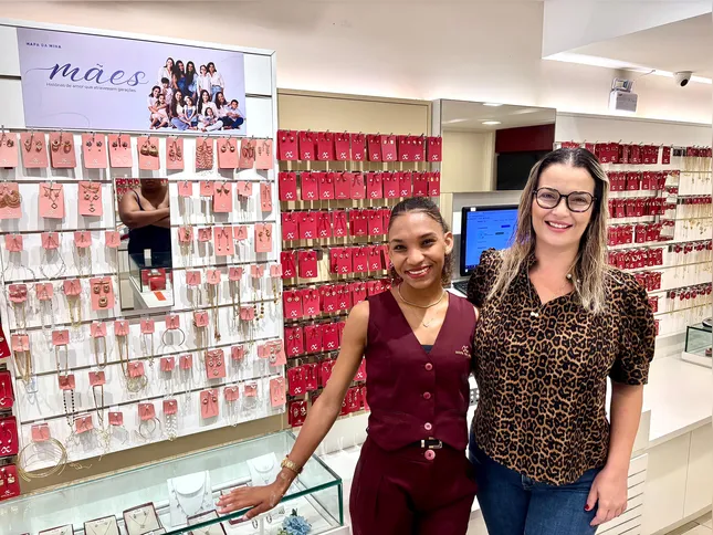A dona de uma loja de semijoias terminal, Micheli Oliveira e Lavínia Cristina, gerente da loja