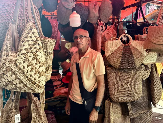 O comerciante José de Mello, que trabalha com uma barraca de bolsas no Centro de Niterói