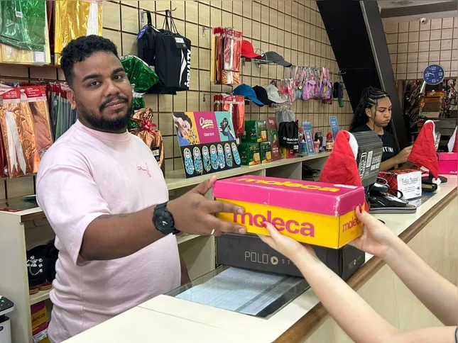 “Normalmente trocamos tudo, exceto produtos de outras lojas ou com defeito”, explica Nelson Mota, subgerente de rede de calçados