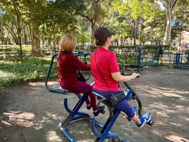 Frequentadoras do parque, elas contam que se exercitam diariamente e que os encontros acontecem de forma espontânea