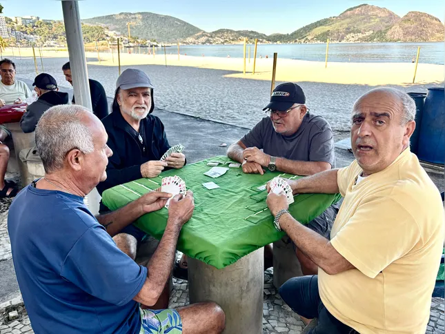O grupo conta que os encontros já fazem parte da rotina e que sempre aparece alguém novo interessado em participar das partidas