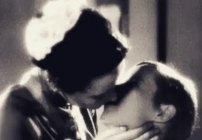 O primeiro beijo entre duas mulheres na TV brasileira, durante a peça “A Calúnia”