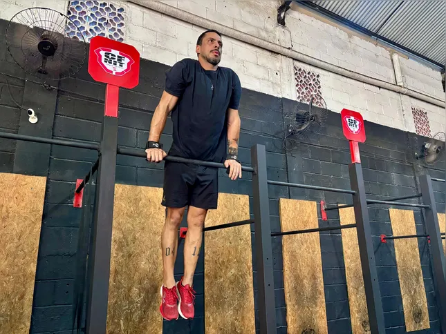 Hugo Silva Mendes, educador físico e praticante de CrossFit, reforça a importância da atividade física, da alimentação equilibrada e dos exames de rotina para a prevenção de doenças e a promoção da saúde masculina