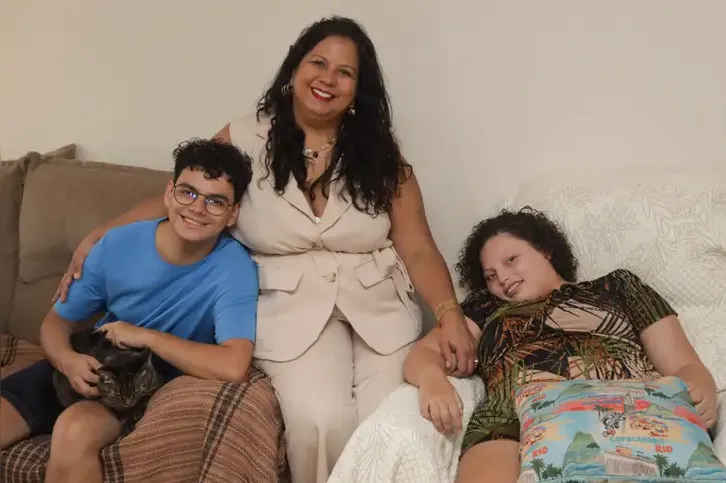 A advogada Adriana Monteiro, com os filhos, diz que respeito e inclusão são obrigações previstas na legislação