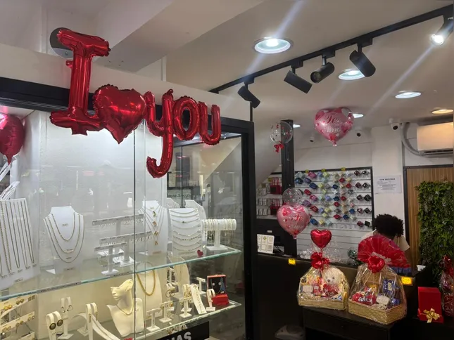 A loja Rainha das Joias, aposta na decoração romântica e na venda de cestas temáticas para atrair clientes