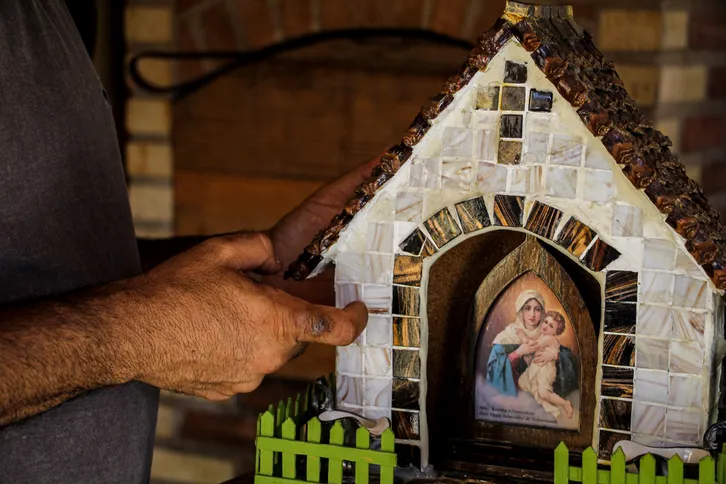 Imagem ilustrativa da imagem Do lixo ao luxo: Morador de São Gonçalo transforma materiais recicláveis em peças criativas