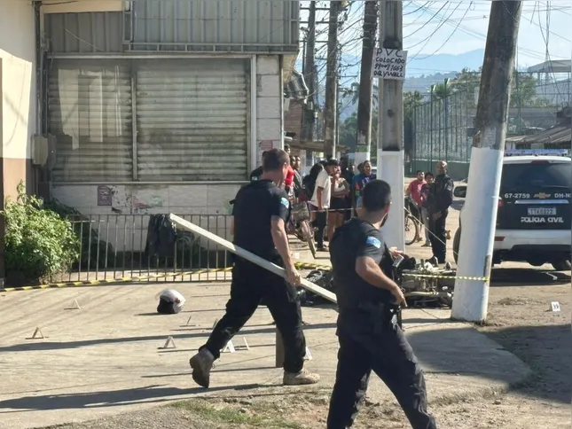 A perícia da Polícia Civil encontrou uma ferramenta, descrita como uma régua de pedreiro, a cerca de 150 metros dos corpos das vítimas