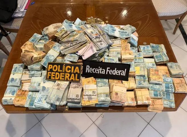 Além da alta quantia de dólares, também foram encontrados, em uma residência na Barra da Tijuca, Rio de Janeiro, “milhões de reais” em dinheiro vivo