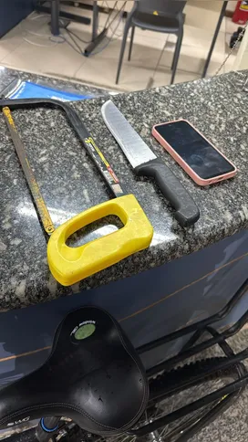 Com os suspeitos, os agentes apreenderam uma faca de serra, um arco e uma bicicleta