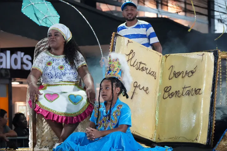 Com o enredo 'Histórias que a vovó não contava',a Pingo D'agua abriu os desfiles