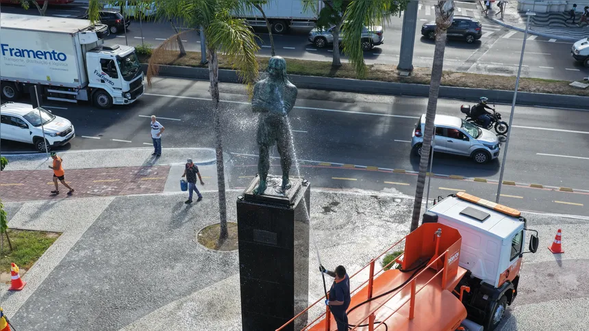 A ação foi realizada pela Companhia de Limpeza de Niterói (Clin), que mobilizou uma equipe especializada para remover fuligem, oxidação e pichações