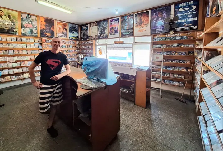 Imagem ilustrativa da imagem Em tempos de streaming, locadora de filmes segue aberta há mais de 30 anos em São Gonçalo
