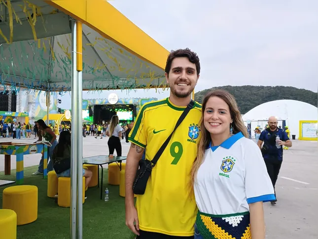 O casal de advogados Matheus, de 28 anos, e Mariana, de 27