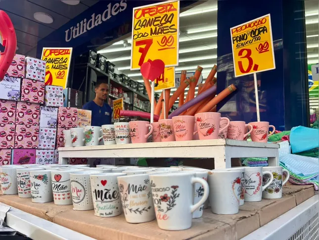 Lojas de utilidades para casa contam com canecas personalizadas, bandejas para cafés da manhã e outros itens para o Dia das Mães